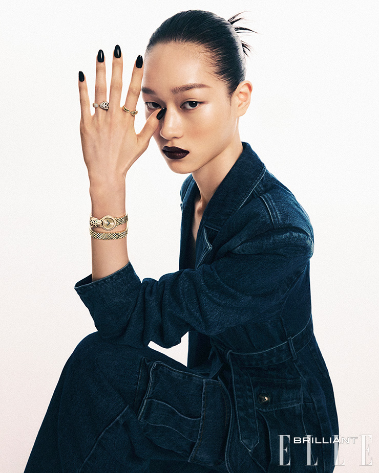 (왼쪽 위부터) 18K 옐로 골드에 오닉스, 에메랄드, 총 2.21캐럿의 브릴리언트 컷 다이아몬드를 세팅한 ‘팬더 드 까르띠에’ 링, 18K 옐로 골드에 차보라이트 가닛과 오닉스를 세팅한 ‘팬더 드 까르띠에’ 링, 18K 옐로 골드 케이스에 총 1.43캐럿의 브릴리언트 컷 다이아몬드를 세팅한 골드 팬더 헤드 장식의 ‘팬더 드 까르띠에’ 주얼리 워치는 모두 가격 미정 Cartier. 데님 재킷과 팬츠는 모두 Self -Portrait. 