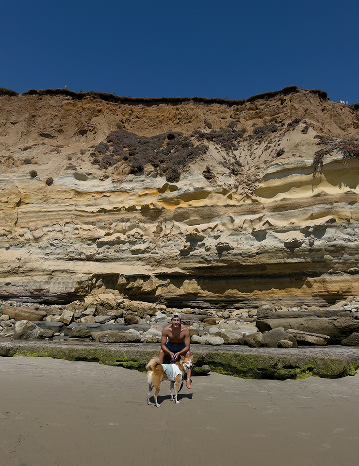 샌디에이고 지역의 도그 비치로 나들이를 나선 이기우와 테디. 도그 비치는 모래사장이 평평해 반려견과 러닝하기 좋다.