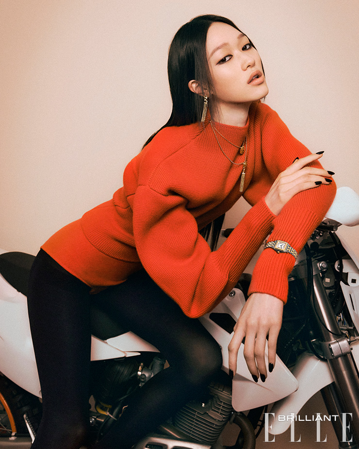 (위부터) 18K 옐로 골드에 각 피스별로 차보라이트 가닛, 오닉스, 총 0.1캐럿의 브릴리언트 컷 다이아몬드를 세팅한 ‘팬더 드 까르띠에’ 이어링, 18K 옐로 골드에 오닉스와 차보라이트 가닛을 세팅한 ‘팬더 드 까르띠에’ 네크리스, 18K 옐로 골드에 총 0.24캐럿의 브릴리언트 컷 다이아몬드, 차보라이트 가닛, 오닉스를 세팅한 ‘팬더 드 까르띠에’ 네크리스, 18K 옐로 골드에 스틸 소재 브레이슬릿의 ‘팬더 드 까르띠에’ 스몰 워치는 모두 가격 미정 Cartier. 스웨터와 브리프는 모두 Ferragamo. 타이츠는 스타일리스트 소장품. 