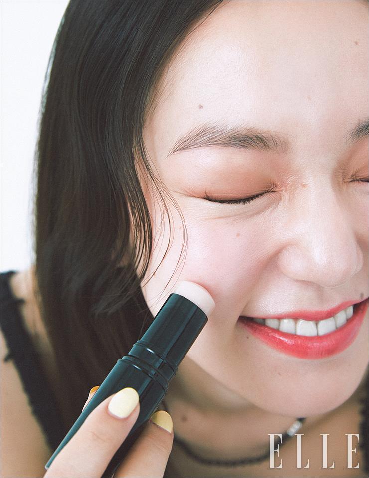 메구의 얼굴에 물기 어린 광채를 더한 바움 에쌍씨엘 글로우 스틱, 트렌스페어런트, Chanel. 블랙 트위드 슬리브리스 톱과 데님 팬츠, 벨트는 모두 Chanel. 실버 디테일의 오닉스 목걸이는 Agim Jewelry.