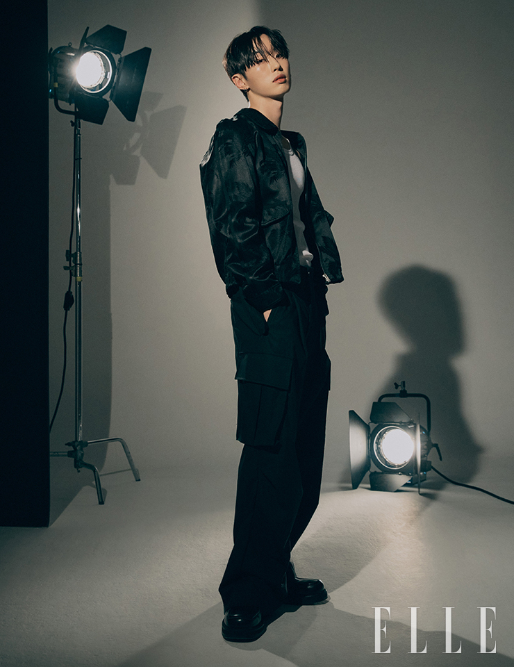빛새온이 착용한 카고 팬츠는 팬츠는 Lynder. 스퀘어 토 더비 슈즈는 Ami. 이어커프는 Portrait Report. 실크 블루종, 탱크 톱, 네크리스는 스타일리스트 소장품. 이어링은 아티스트 소장품.