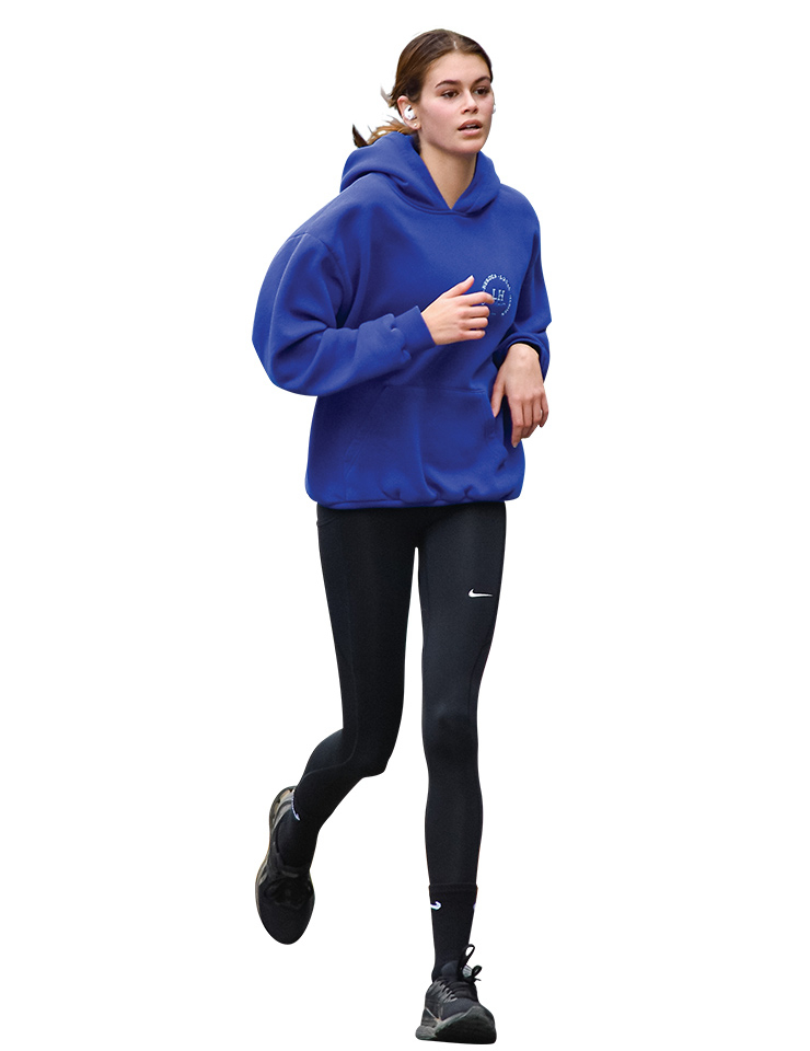 오버사이즈 후디드 티셔츠와 스포츠 레깅스로 베이식하게 연출한 카이어 거버. 