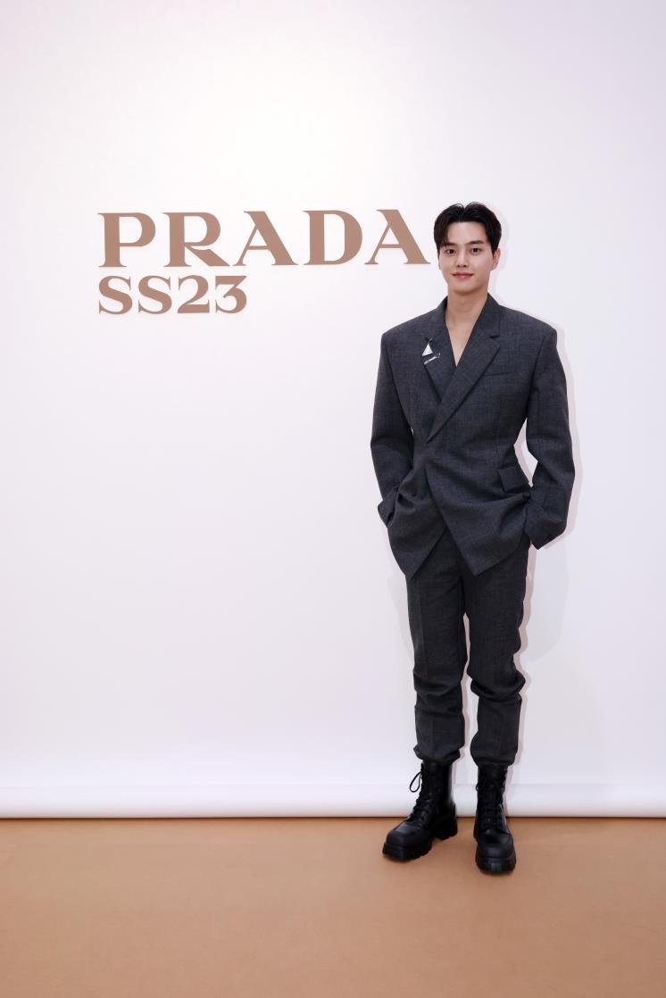 프라다 2023 S/S 남성 패션쇼에 참석한 송강.