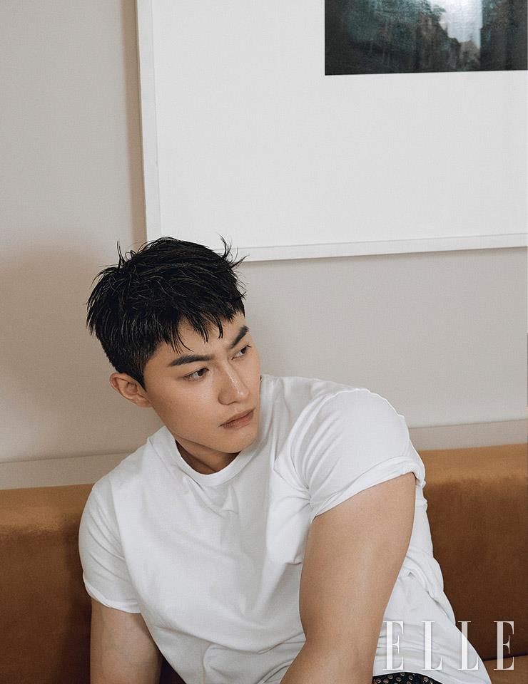 화이트 톱은 스타일리스트 소장품.