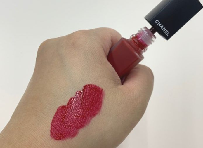 샤넬 루쥬 알뤼르 잉크 퓨전 #822 딥 핑크 실제 발색 (텍스처 마르기 전)