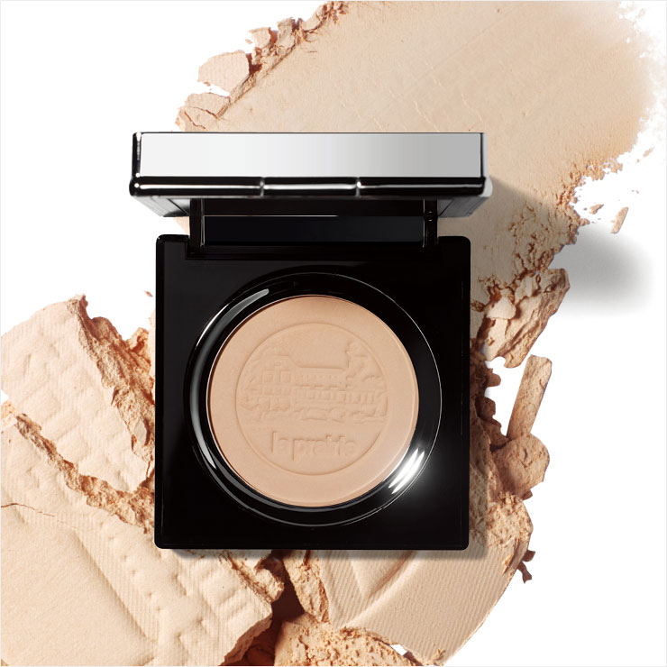 스킨 캐비아 파우더 파운데이션, 27만3천원, La Prairie. 브랜드 최초로 캐비아 추출물을 파우더 파운데이션에 담았다. 크리미한 텍스처가 피부 위에서 고급스러운 캐시미어처럼 보송보송하게 마무리돼 땀과 피지에도 끄떡없다. 