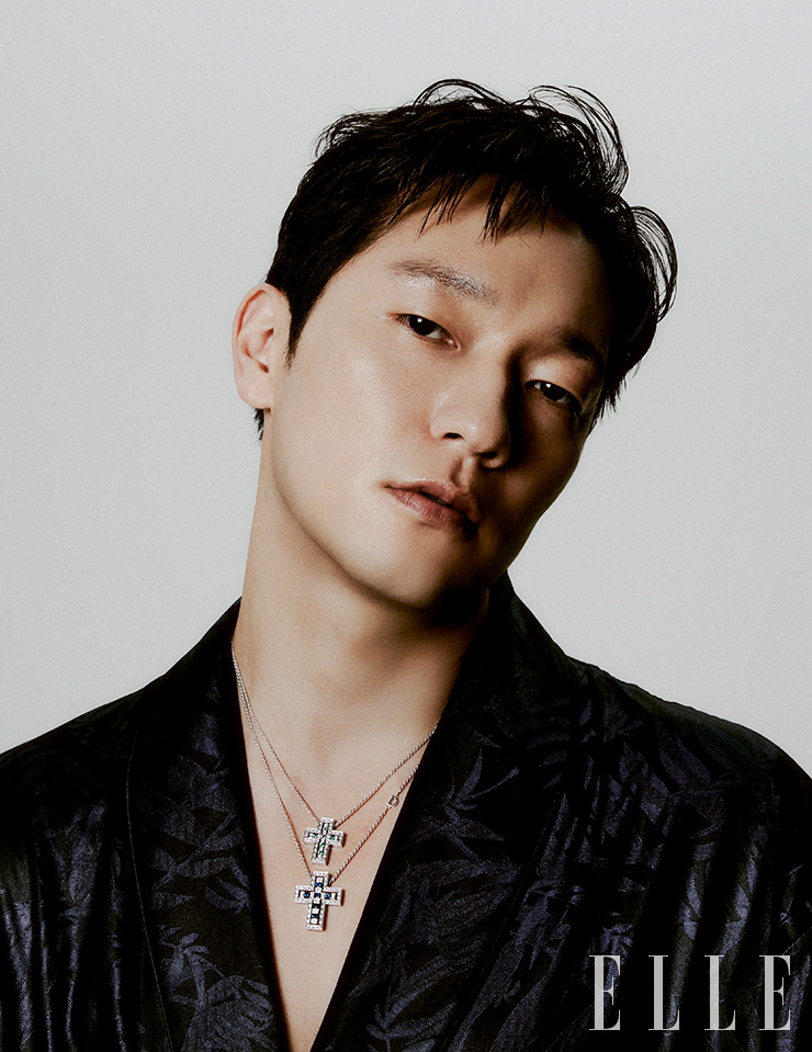 화이트 골드에 다이아몬드와 에메랄드, 화이트 골드에 다이아몬드와 사파이어를 각각 세팅한 벨 에포크 네크리스는 모두 Damiani.