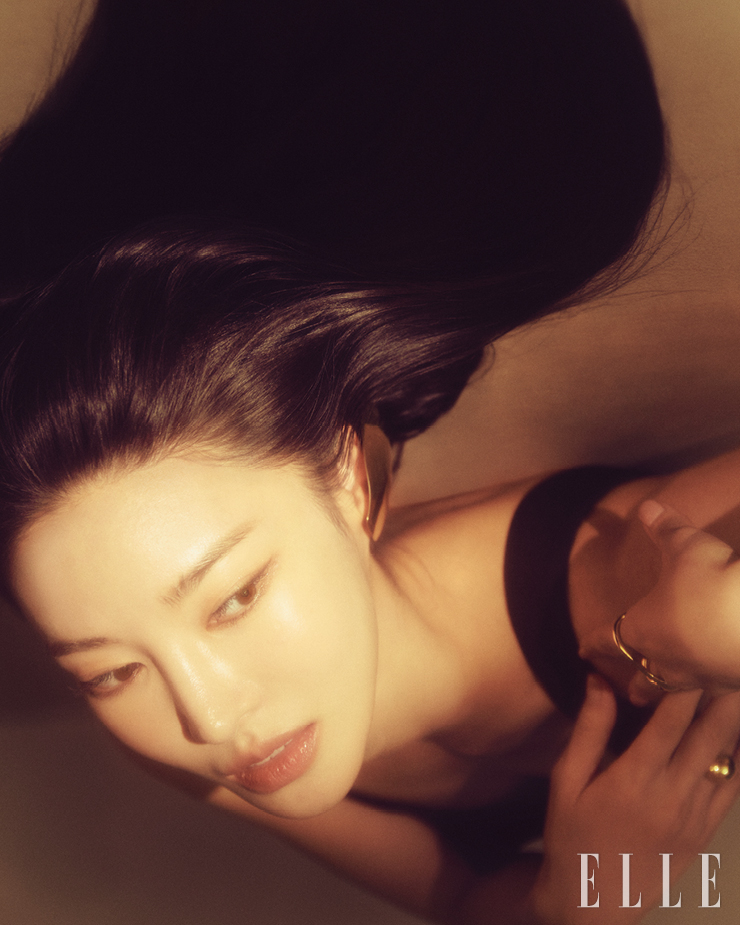 슬리브리스 드레스는 Michael Kors. 이어링은 & Other Stories. 오른손 링은 Sentiments. 왼손 링은 Monica Vinader.