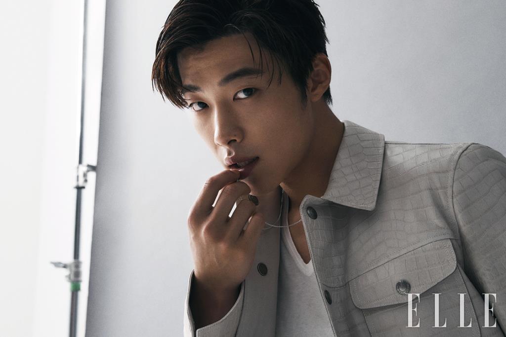 화이트 레더 블루종과 브이넥 티셔츠는 모두 Tom Ford. 돌고래 펜던트 네크리스는 Wooyoungmi. 