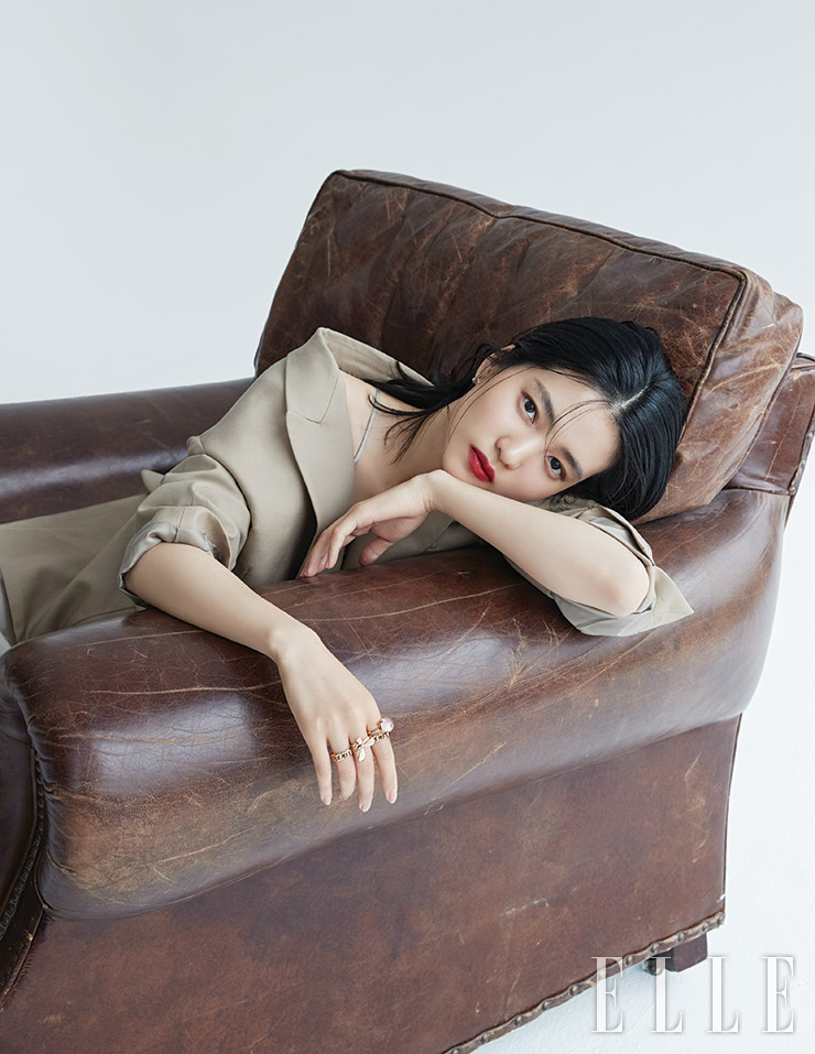 섬세한 디자인의 티파니 페이퍼플라워 다이아몬드 플라워 스터드 이어링, 모던한 티파니 T 트루 와이드 링, 나비 모양의 리턴 투 티파니 러브 버그 버터플라이 링, 로즈 쿼츠를 세팅한 팔로마 슈가 스택 링은 모두 Tiffany & Co. 오버사이즈 더블 재킷은 Low Classic.