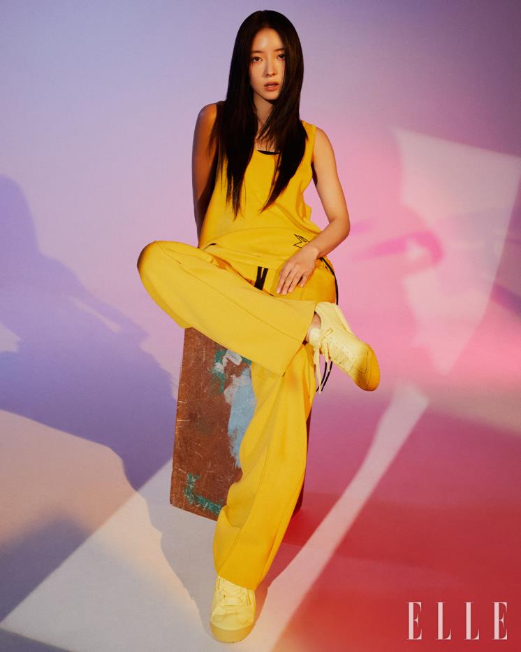 니트 소재 톱과 팬츠, MEXICO 66™ CACTFUL™ YELLOW 스니커즈는 모두 Onitsuka Tiger.