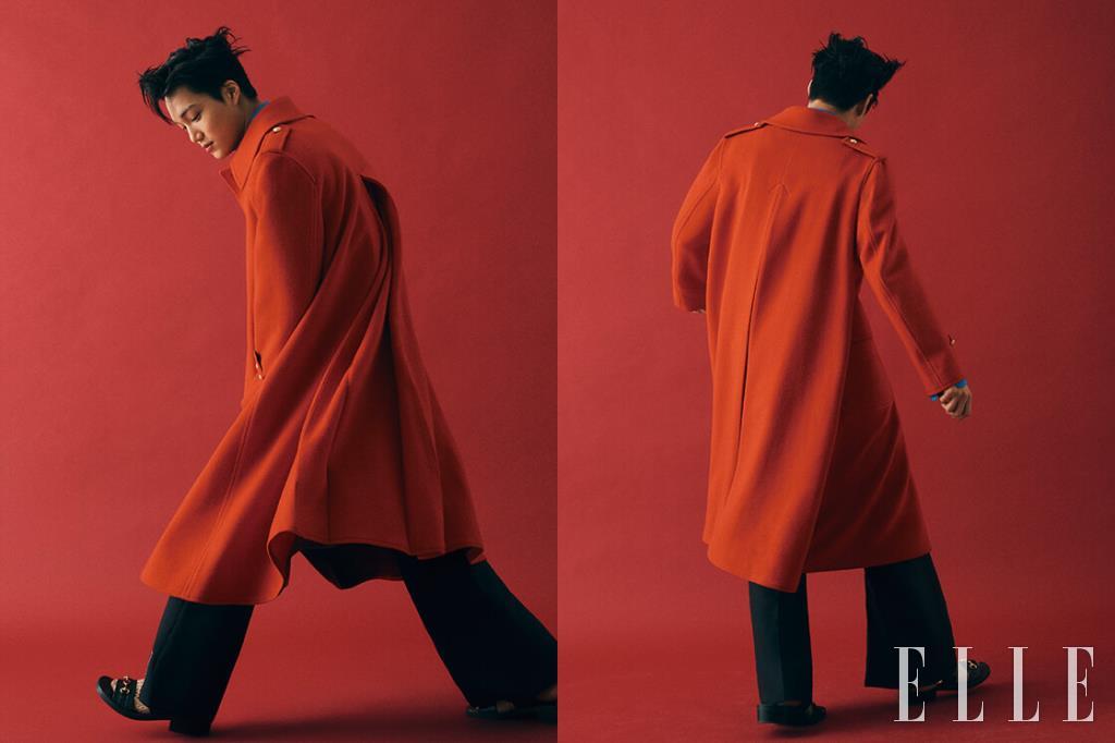 레드 컬러의 오버사이즈 트렌치코트와 블루 셔츠, 부츠 컷 팬츠, 샌들과 니트 양말은 모두 Gucci.