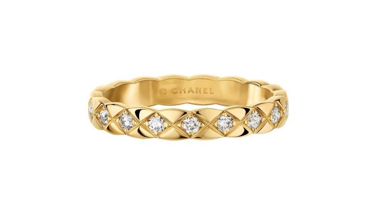 퀼팅 모티프의 18K 옐로골드에 18개의 라운드 컷 다이아몬드를 세팅한 코코 크러쉬 미니 링