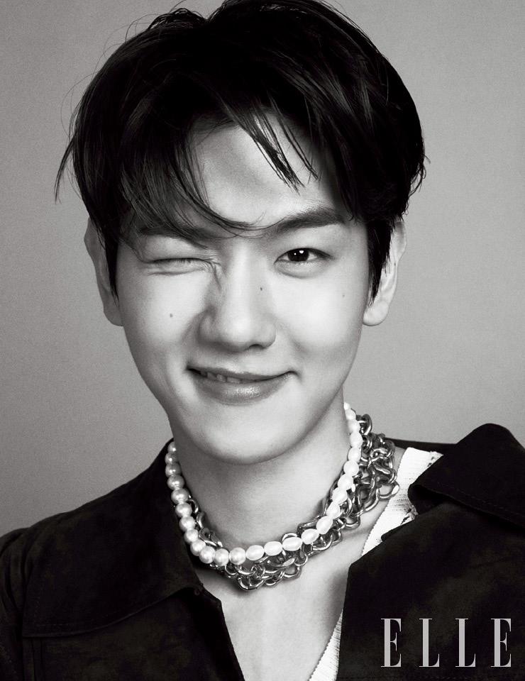 스웨이드 재킷은 Maison Margiela. 체인 네크리스는 Portrait Report. 슬리브리스 톱과 진주 네크리스는 스타일리스트 소장품.
