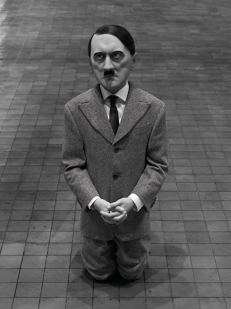 ‘그’(2001). 언뜻 기도하는 소년처럼 보이지만 무릎을 꿇은 사람은 아돌프 히틀러다.
