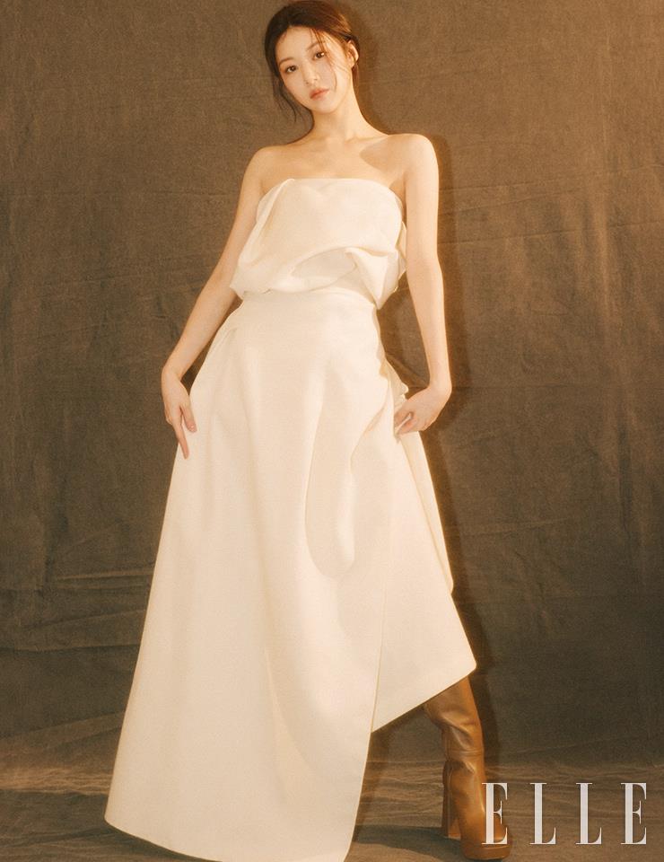 튜브 톱 드레스는 The Row. 베이지 부츠는 Gianvito Rossi.