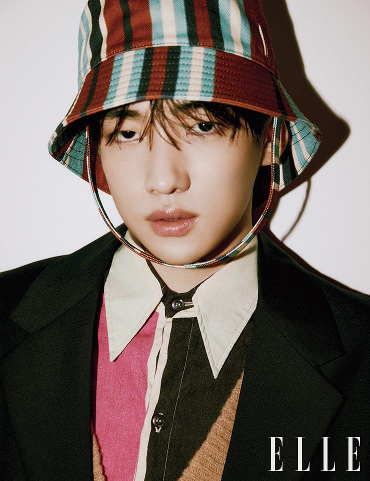 스트라이프 셔츠와 니트 카디건, 재킷, 버킷 햇은 모두 Prada.