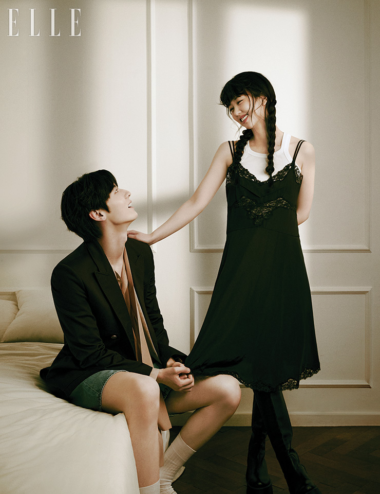 황민현이 입은 재킷과 셔츠, 데님 쇼츠는 모두 Valentino. 삭스는 스타일리스트 소장품. 김소현이 입은 블랙 드레스는 Sportmax. 슈즈는 Gianvito Rossi.