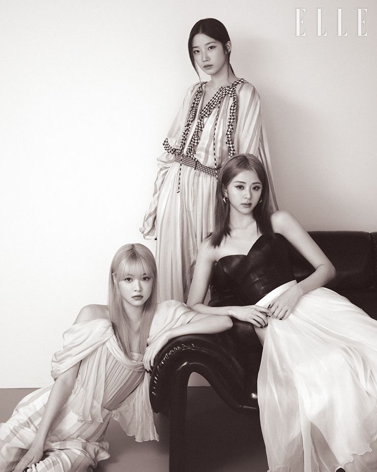 은채가 입은 드레이핑 디테일의 오프숄더 톱과 하이웨이스트 팬츠, 카즈하가 입은 스트라이프 점프수트, 윤진이 입은 뷔스티에 톱과 더블 레이어 롱스커트, 이어링은 모두 Louis Vuitton.