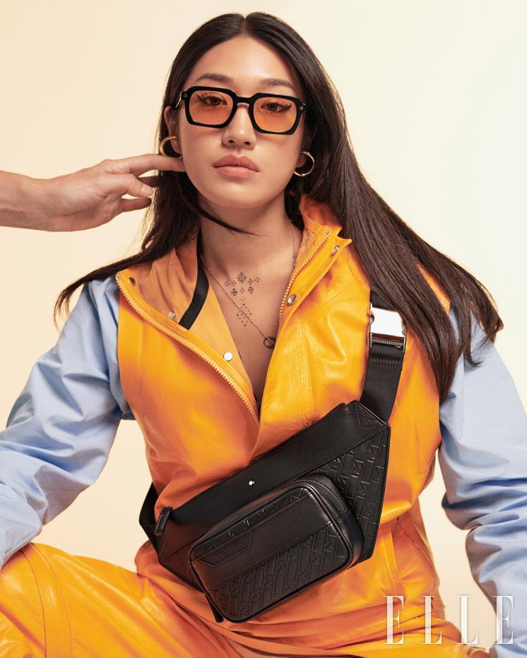  고급스러운 블랙 컬러와 세련된 M 패턴 디자인이 조화롭게 어우러진 ‘몽블랑 M_Gram 4810 블랙 벨트 백’은 Montblanc. 셔츠는 Jacquemus, 베스트와 팬츠는 모두 Off-White.