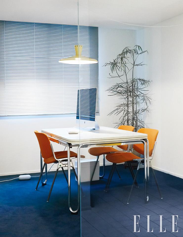 주로 함께 디자인 작업도 하고, 친구들이 놀러 오면 담소를 나누는 공간으로도 사용한다. 소리가 울리지 않고 집중하는 공간으로 만들고 싶어 바닥에 카펫을 깔았다.