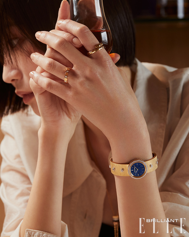 옐로 골드 소재의 ‘세르펜티 바이퍼’ 링은 2백90만원대 BULGARI. 브릴리언트 컷 다이아몬드 9개를 세팅한 ‘비 마이 러브’ 링은 4백만원대 CHAUMET. 블루 다이얼이 매력적인 ‘마크리’ 워치는 3천6백만원대 BUCCELLATI. 브라운 PVD 소재에 다이아몬드를 파베 세팅한 ‘콰트로 클래식 타이’ 네크리스는 1천만원대 BOUCHERON. 베이지 실크 셔츠는 26만원대 LOW CLASSIC. 블랙 니트 톱은 가격 미정 COS.