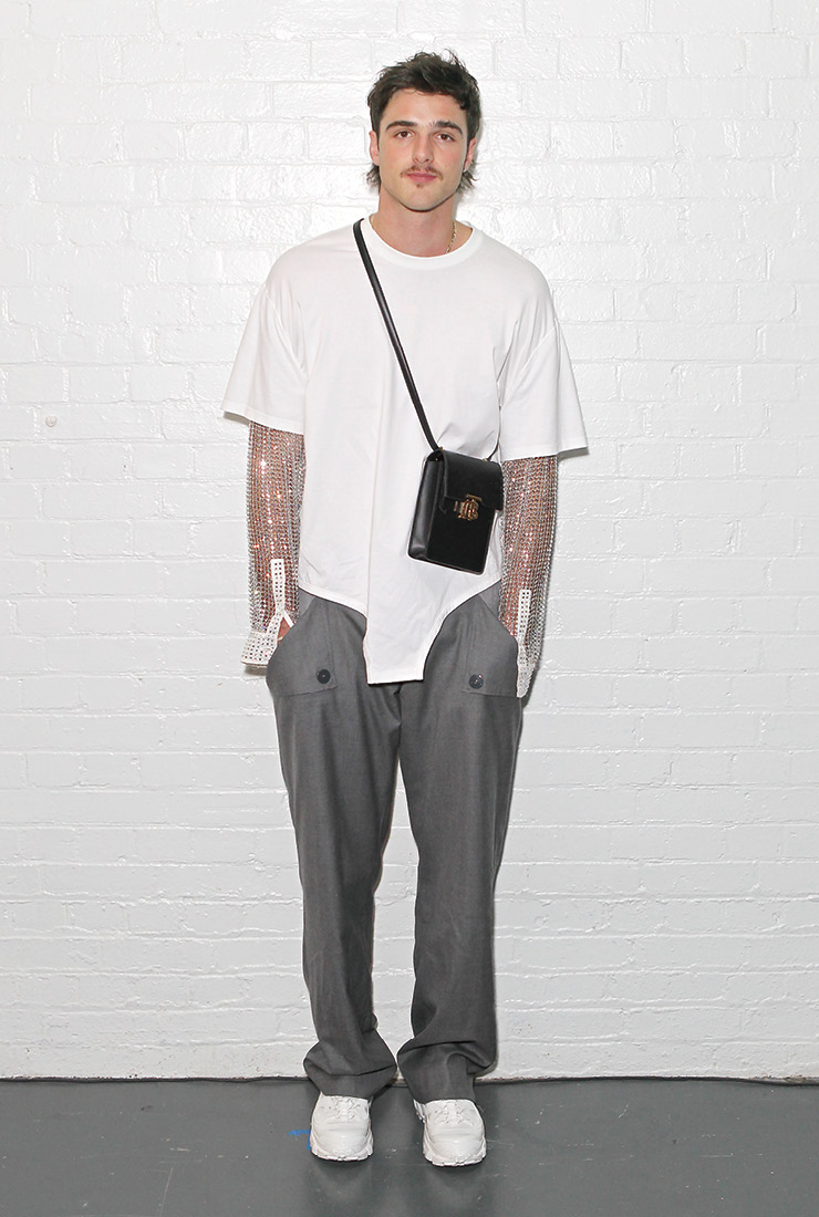 셔츠를 겹쳐 입은 듯한 레이어드 룩에 크로스백을 더해 장난기 넘치는 룩을 연출했다.