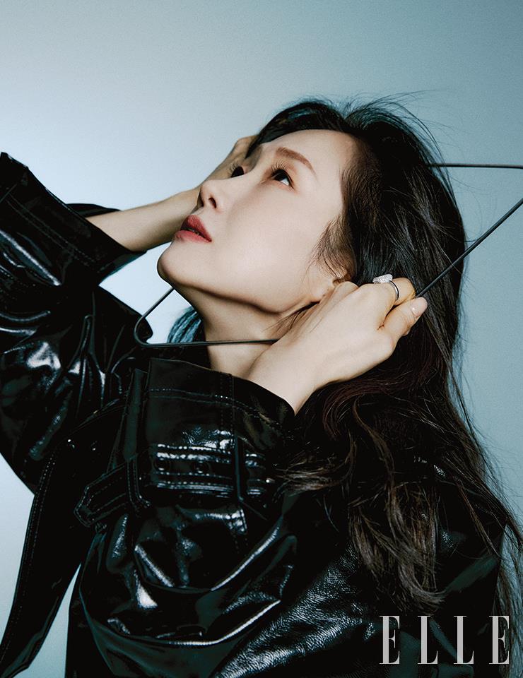 블랙 페이턴트 코트는 H&M Studio.