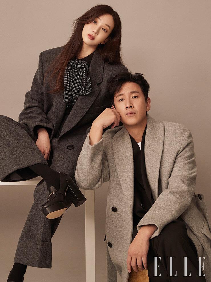 려원이 입은 그레이 울 수트는 Lemaire. 펌프스는 Sam Edelman. 이선균이 입은 그레이 코트는 Wooyoungmi. 블랙 수트는 Jill Stuart.