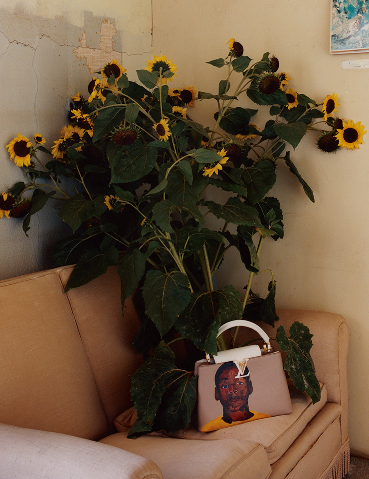 HENRY TAYLOR_ 캘리포니아 출신의 헨리 테일러는 2017년 초상화 작품 ‘어린 마스터(A Young Master)’를 새겨넣었다. 흑인 아티스트이자 로스앤젤레스에 있는 언더그라운드 미술관 설립자인 노아 데이비스의 어린 시절을 담아낸 이 작품은 최첨단 레이저 프린트와 전통 상감세공법을 사용했다. 헨리 테일러가 완성한 아티카퓌신 백은 Louis Vuitton.