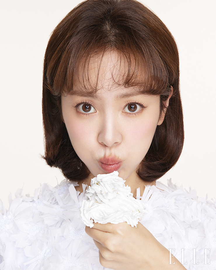 화이트 슬리브리스 톱은 Nancyboo.