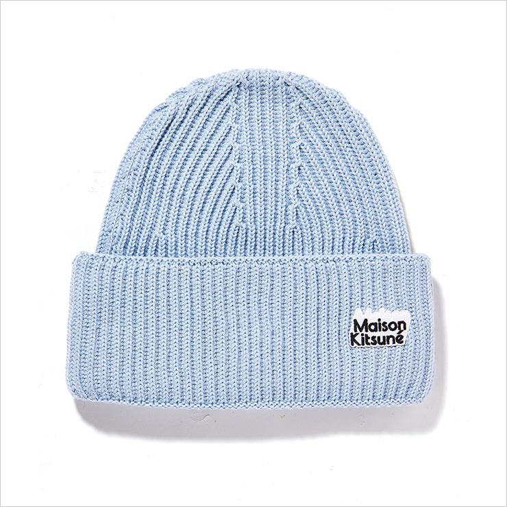파스텔 블루 비니는 12만1천5백원, Maison Kitsuné.