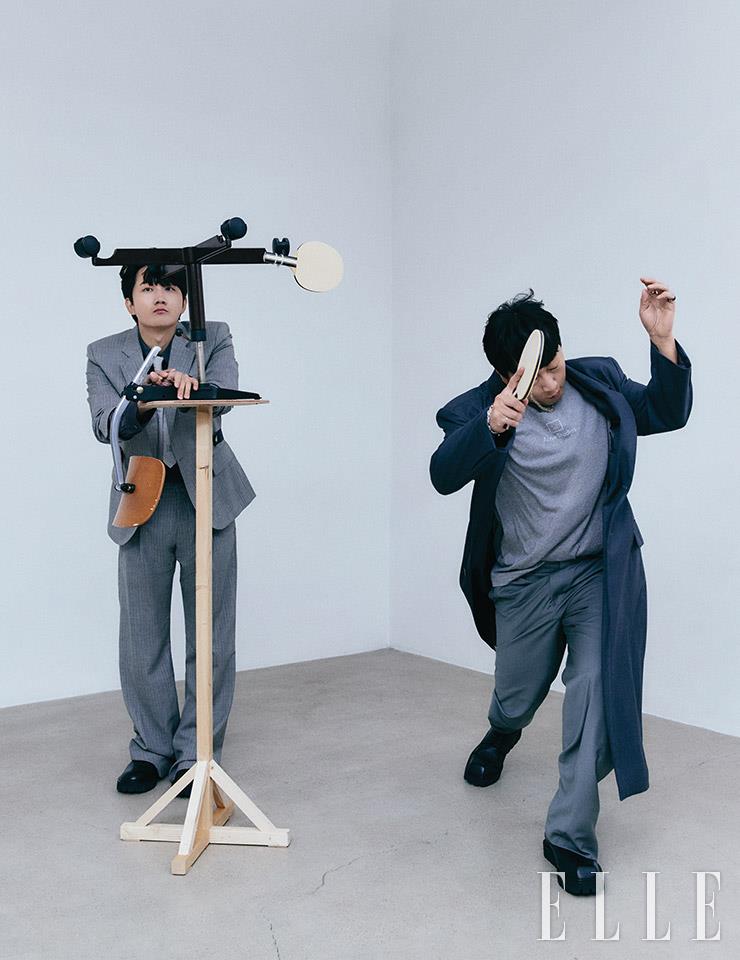 이용진이 입은 그레이 자켓과 팬츠는 Off-white&trade;. 셔츠와 패턴 타이는 스타일리스트 소장품, 슈즈는 Yowe. 이진호가 입은 그레이 컬러 티셔츠는 Acne Studios. 와이드 팬츠와 오버사이즈 코트는 스타일리스트 소장품, 스퀘어토 더비 슈즈는 Yowe.