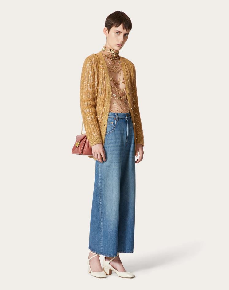 모헤어와 루렉스 소재 자수가 화려한 카디건은 565만 원, VALENTINO.