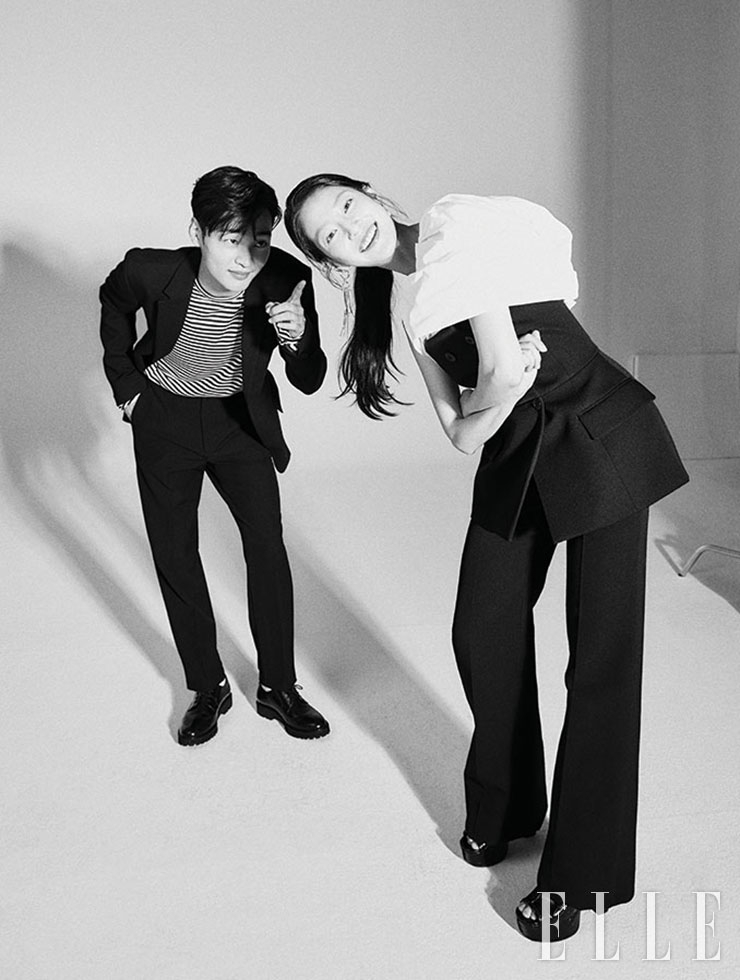 김민재가 입은 블랙 수트는 System Homme. 스트라이프 티셔츠는 스타일리스트 소장품. 슈즈는 Bananafit. 공승연이 입은 원 오프숄더 톱과 뷔스티에, 테일러드 팬츠, 오픈 토 슈즈는 모두 Givenchy. 