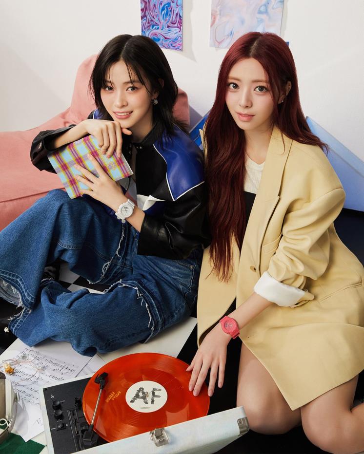 류진이 착용한 시계는 GMA-P2100-7A 화이트, 유나가 착용한 시계는 GMA-P2100-4A 브라이트 핑크 모두 CASIO.