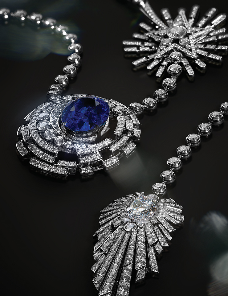 55.55캐럿 오벌 컷 사파이어가 인상적인 네크리스. 브로치와 브레이슬렛으로도 연출할 수 있다.