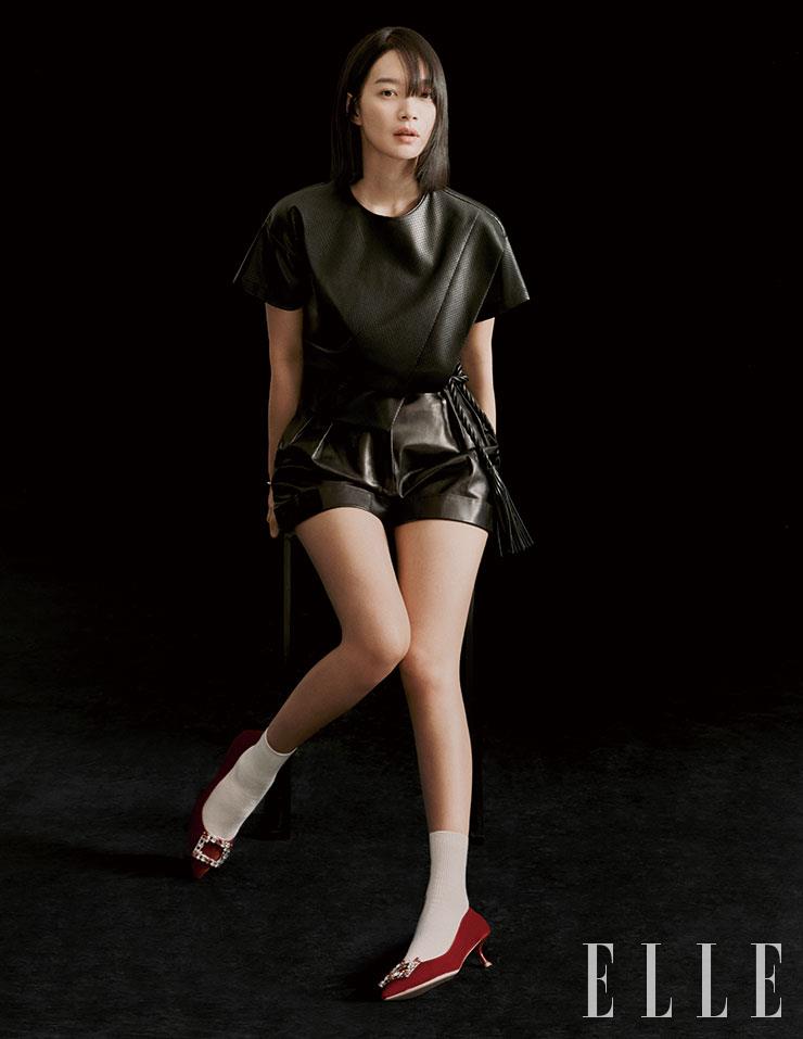 크리스털 하트 장식의 ‘RV 브로샤무르 펌프스’는 Roger Vivier. 레더 톱은 Ce’dric Charlier. 쇼츠는 Valentino. 태슬 장식의 벨트는 Valentino Garavani.