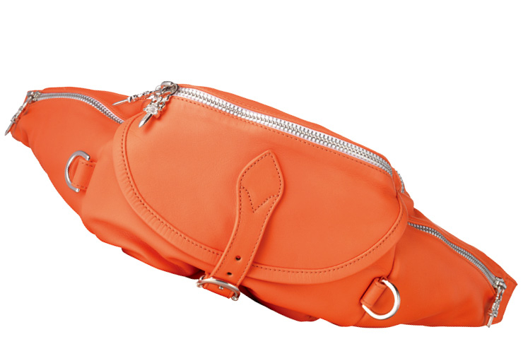  3개의 수납공간이 실용적인 벨트 백은 3백29만원, Chrome Hearts.