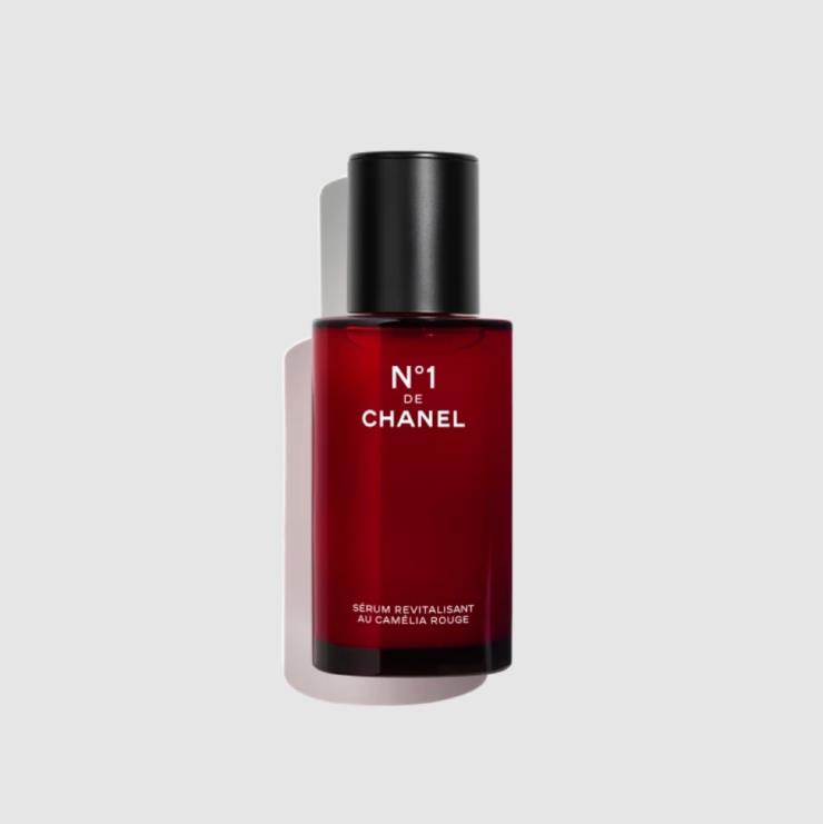 샤넬 N°1 DE CHANEL 레드 까멜리아 세럼 - 레드 카멜리아 추출물, 아데노신과 펩타이드를 함유한 산뜻한 주름 개선 기능성 세럼. 50mL 19만9천원.