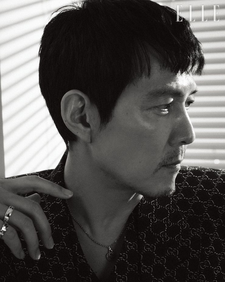 GG 패턴이 돋보이는 재킷과 베스트, 체인 펜던트 네크리스, 밴드 링은 모두 Gucci.