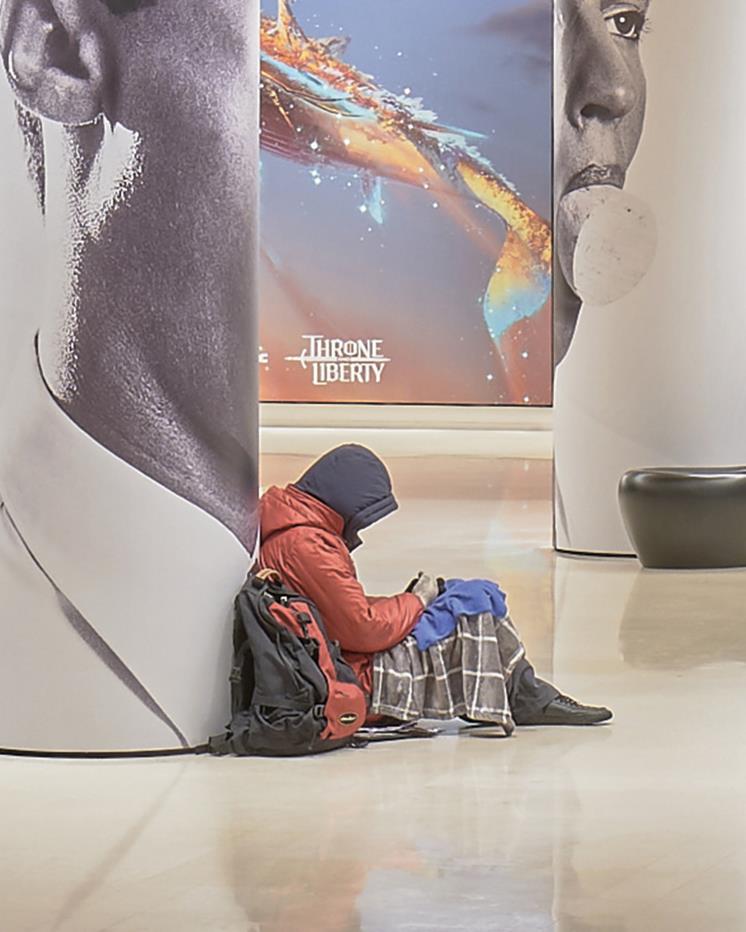 실제로 노숙인처럼 보이는 ‘동훈과 준호’(2023). 미술관에 들어오기 적합한 사람이란 존재가 있는지 되묻는다.