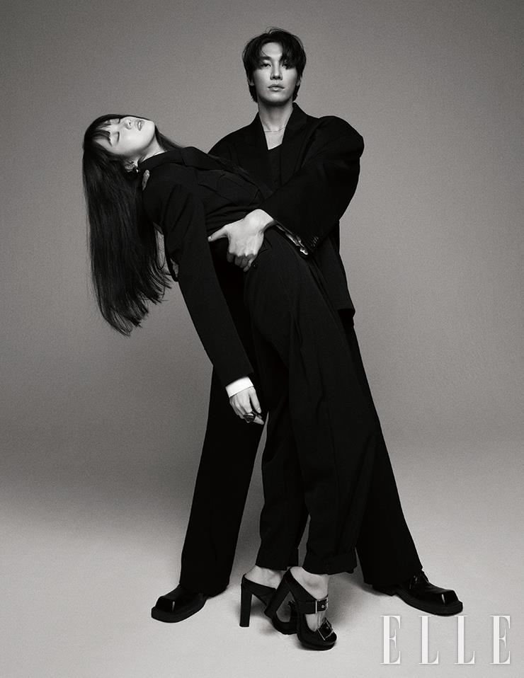 이성경이 입은 셔츠와 재킷, 팬츠, 슈즈는 모두 Alexander McQueen. 김영광이 입은 재킷은 Hed Mayner by G. Street 494. 팬츠는 Recto. 레이스업 슈즈는 Balenciaga. 이너 슬리브리스 셔츠는 개인 소장품.