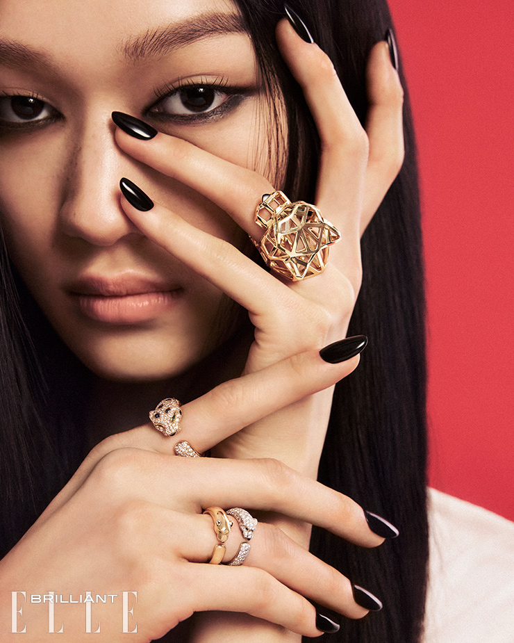 (위부터) 18K 옐로 골드에 차보라이트 가닛과 오닉스를 세팅한 컷아웃 디자인의 ‘팬더 드 까르띠에’ 링, 18K 옐로 골드에 오닉스, 에메랄드, 총 2.21캐럿의 브릴리언트 컷 다이아몬드를 세팅한 ‘팬더 드 까르띠에’ 링, 18K 옐로 골드에 차보라이트 가닛과 오닉스를 세팅한 ‘팬더 드 까르띠에’ 링, 18K 화이트 골드에 오닉스, 에메랄드, 총 0.95캐럿의 브릴리언트 컷 다이아몬드를 세팅한 ‘팬더 드 까르띠에’ 링은 모두 가격 미정 Cartier. 셔츠는 Eudon Choi. 