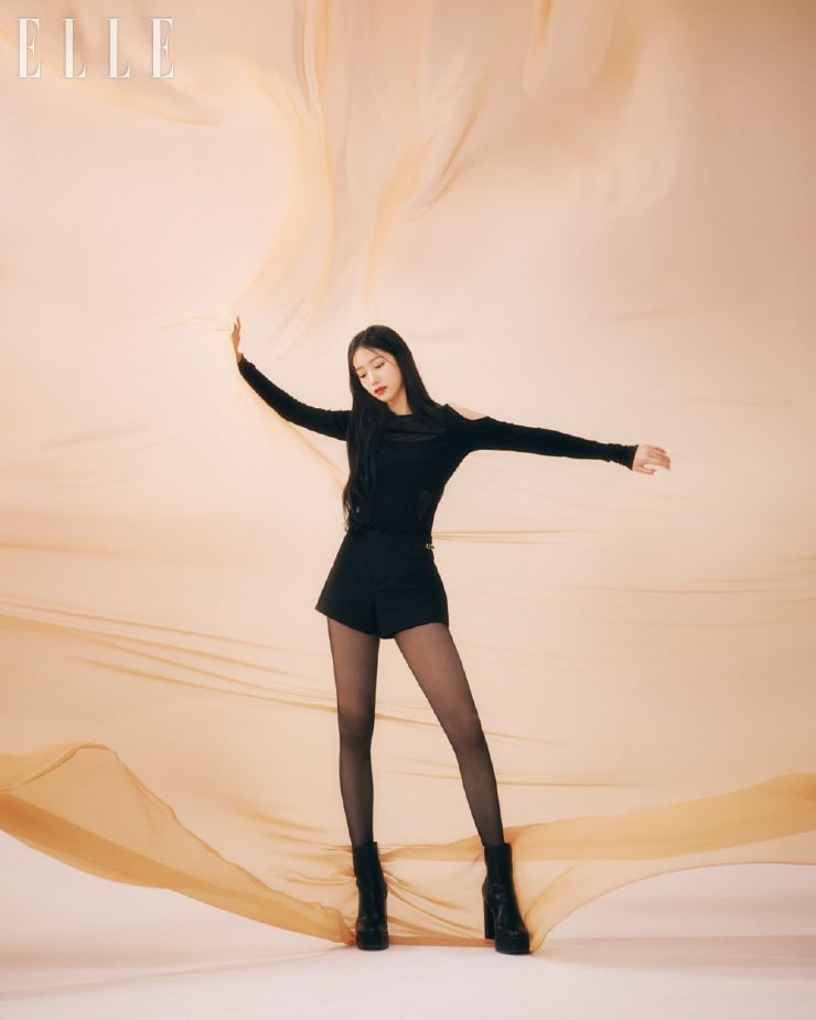  블랙 톱은 Tom Ford. 쇼츠는 스타일리스트 소장품. 슈즈는 Zara.