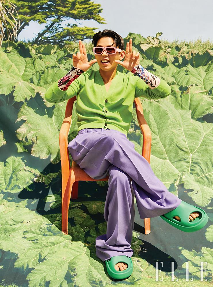  연두색 니트 카디건은 Zara. 선글라스는 Karen Walker by Optical W. 타투 스타일 핸드 워머는 Comme Des Garçons. 짙은 그린 슬리퍼는 Axel Arigato. 보라색 와이드 팬츠는 스타일리스트 소장품.