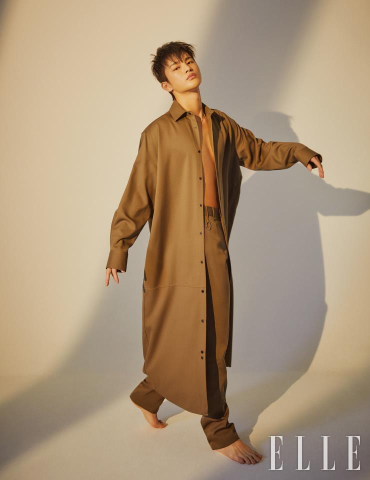 라이트 브라운 롱 셔츠와 팬츠는 모두 TH by Adekuver. 골드 네크리스는 Flan.