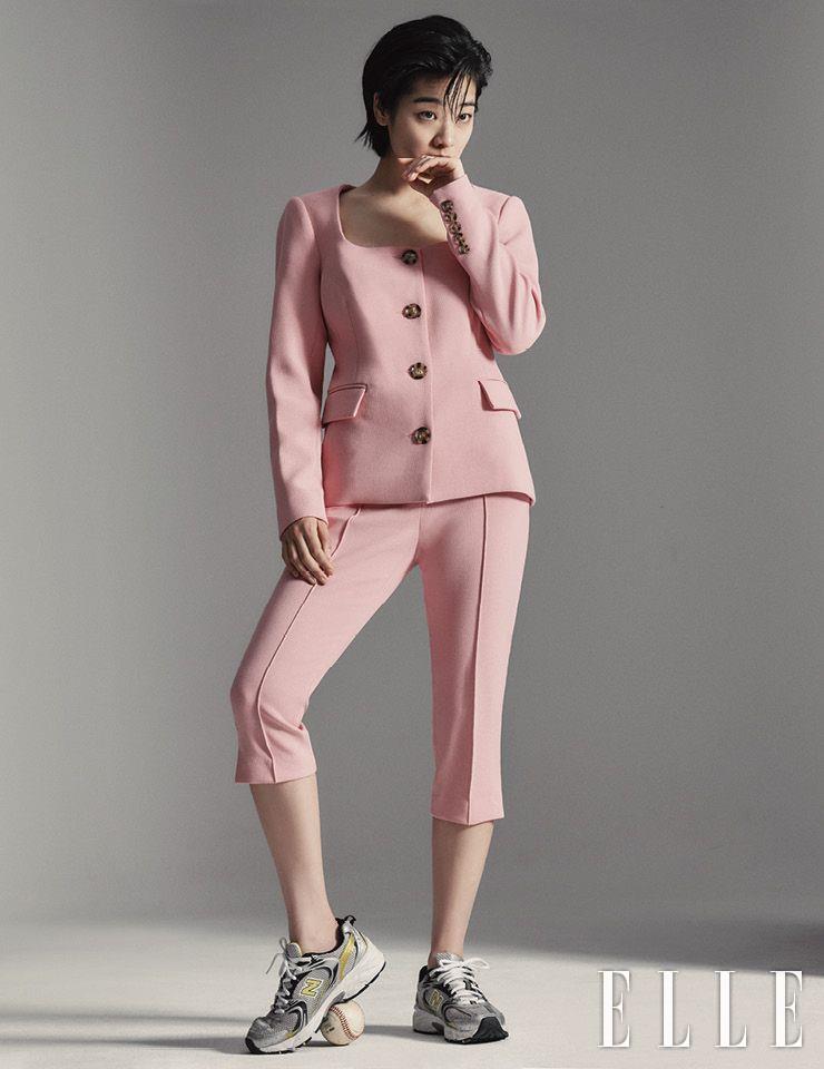 스퀘어 네크라인의 재킷과 세트업 팬츠는 모두 Veronica Beard by Net-A-Porter. 스니커즈는 New Balance.