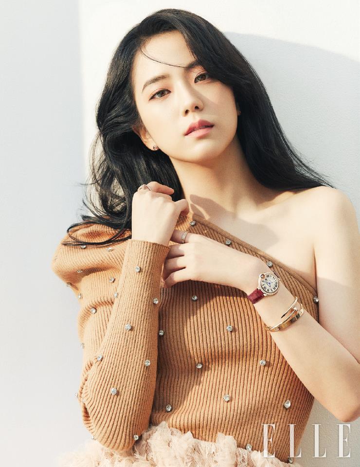 1나사 모티프의 핑크골드 러브 이어링과 오른손 검지의 다이아몬드 세팅 저스트 앵 끌루 링, 왼손 검지의 다이아몬드 장식 러브 링, 다이아몬드가 세팅된 핑크골드 케이스와 버건디 앨리게이터 가죽 스트랩의 발롱 블루 드 까르띠에 주얼리 워치, 저스트 앵 끌루 브레이슬렛, 러브 브레이슬렛은 모두 Cartier. 주얼 장식의 원 숄더 톱은 Self-Portrait. 
