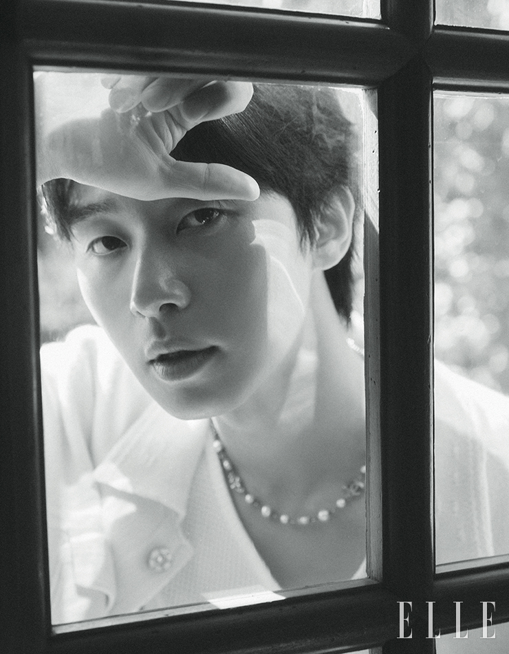 화이트 캐시미어 카디건은 Barrie. 펄 네크리스는 Chanel. 슬리브리스 티셔츠는 스타일리스트 소장품.